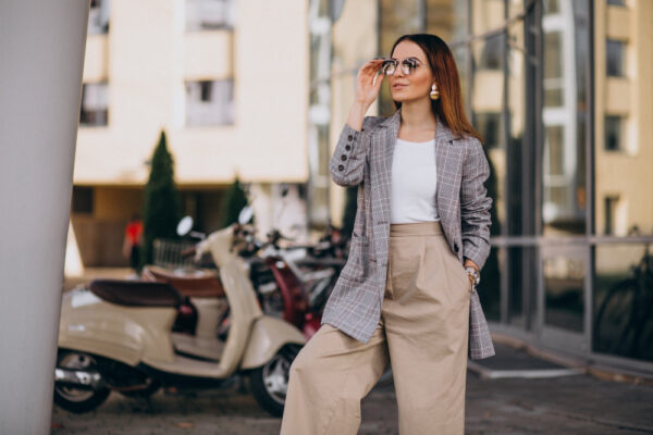 Femeie elegantă cu ochelari de soare în oraș