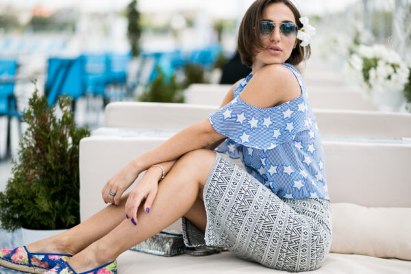 Femeie cu ochelari de soare, ținută casual de vară