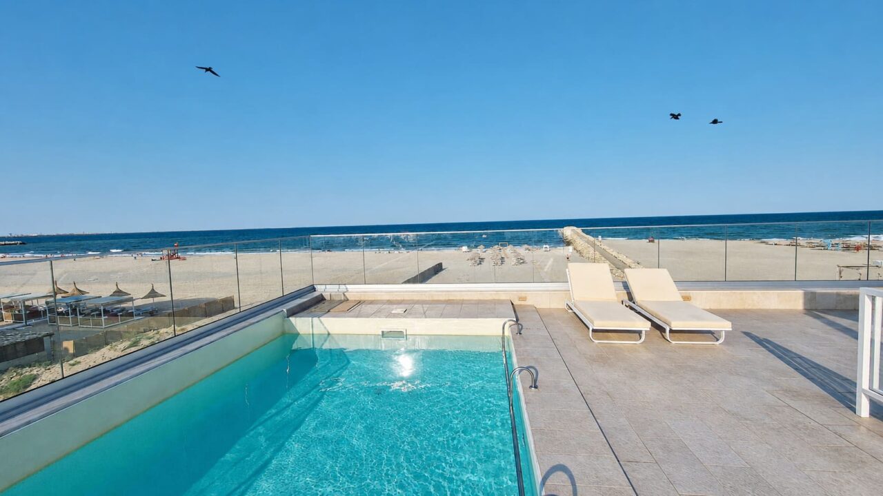 Piscină pe terasă cu vedere la plajă