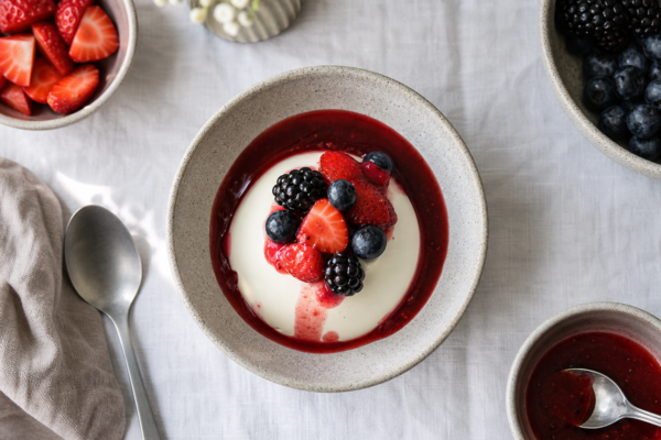 Panna cotta cu fructe de pădure: desert fin și ușor de pregătit