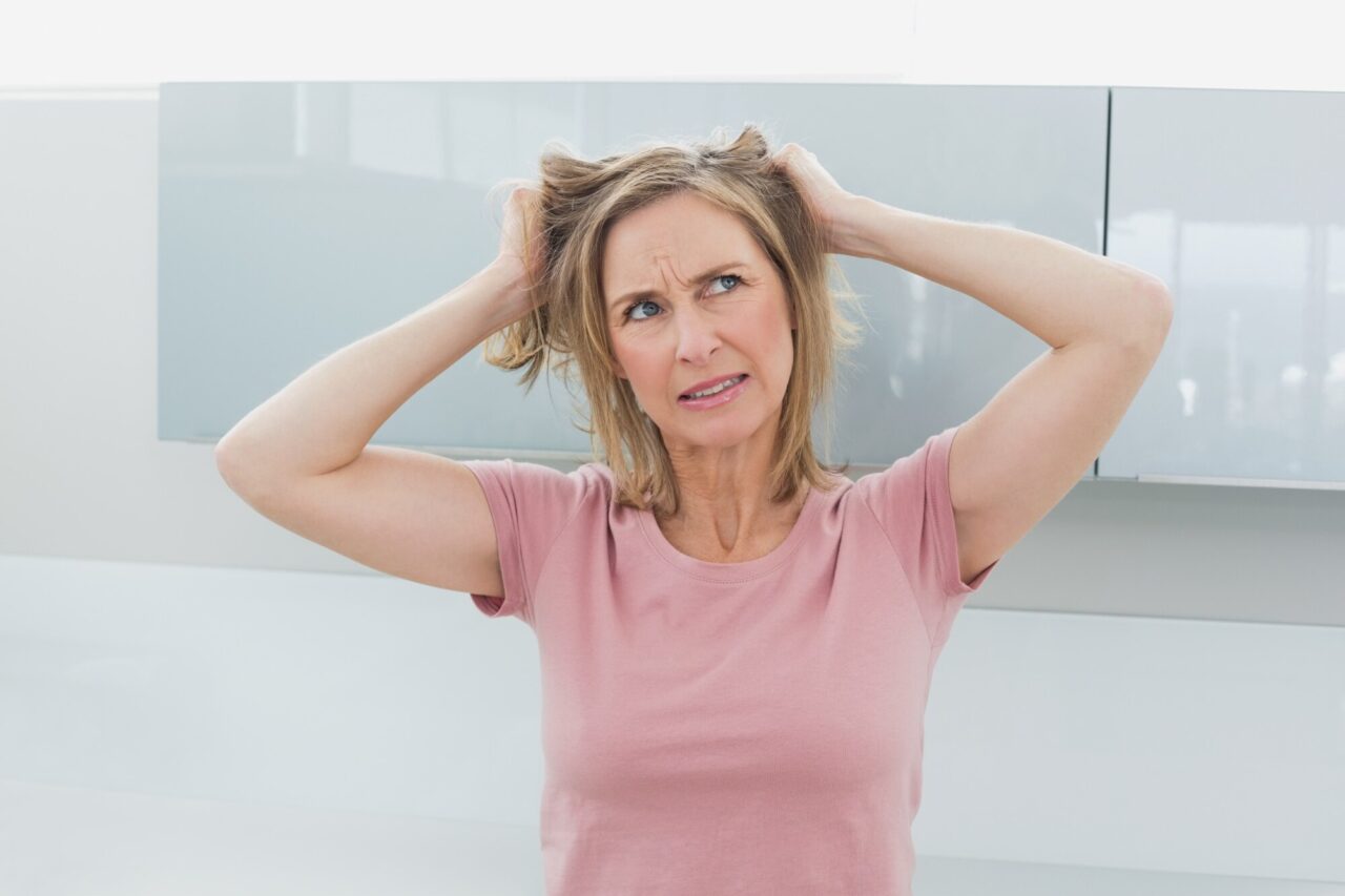 Menopauza și căderea părului: ce schimbări pot apărea după scăderea estrogenului