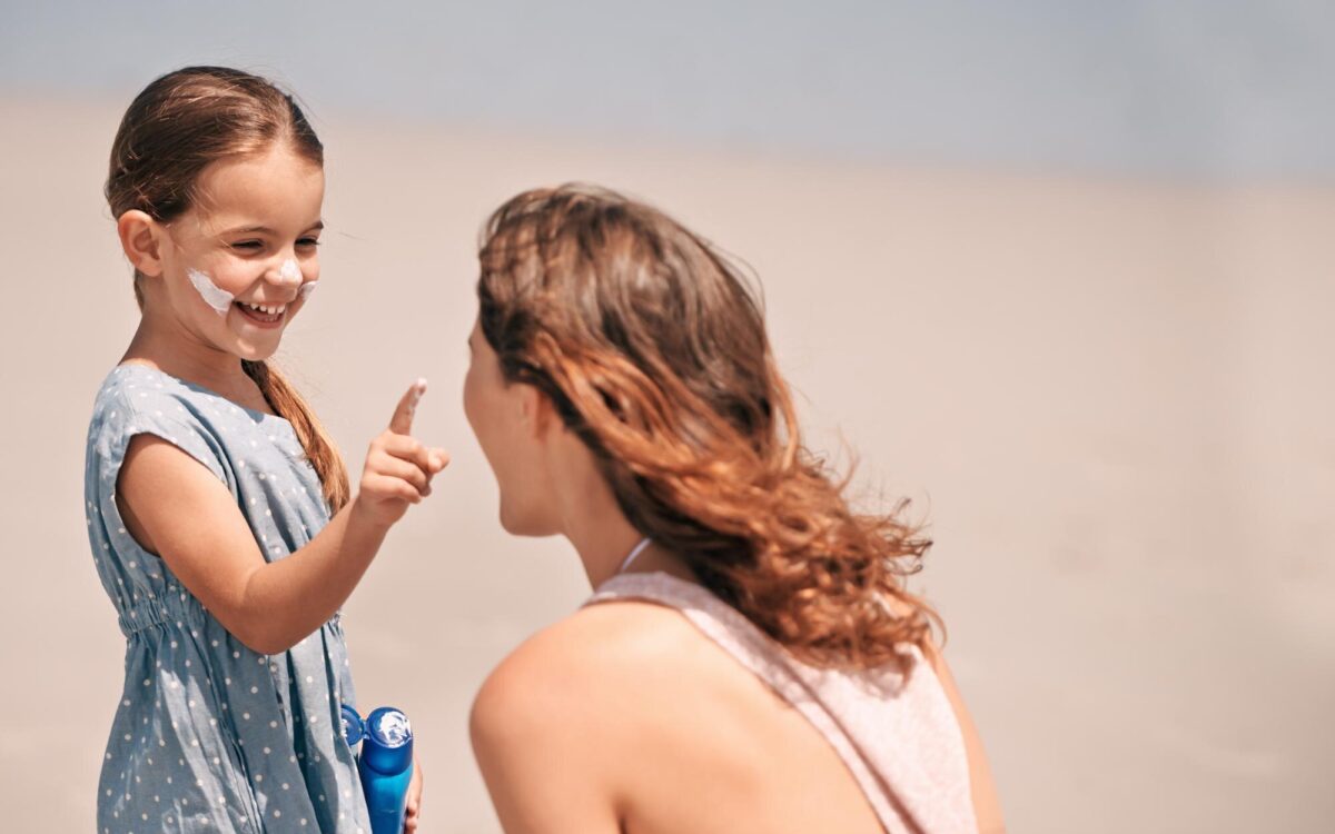Cum alegi protecția solară pentru copii înainte de vacanța la mare