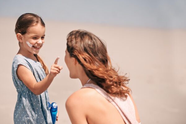 Cum alegi protecția solară pentru copii înainte de vacanța la mare