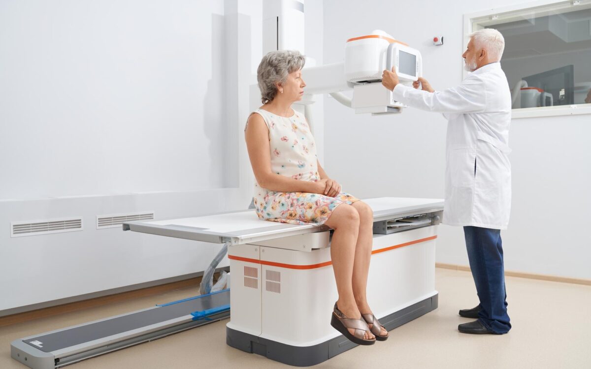 Densitometria osoasă după menopauză: când poate fi recomandată