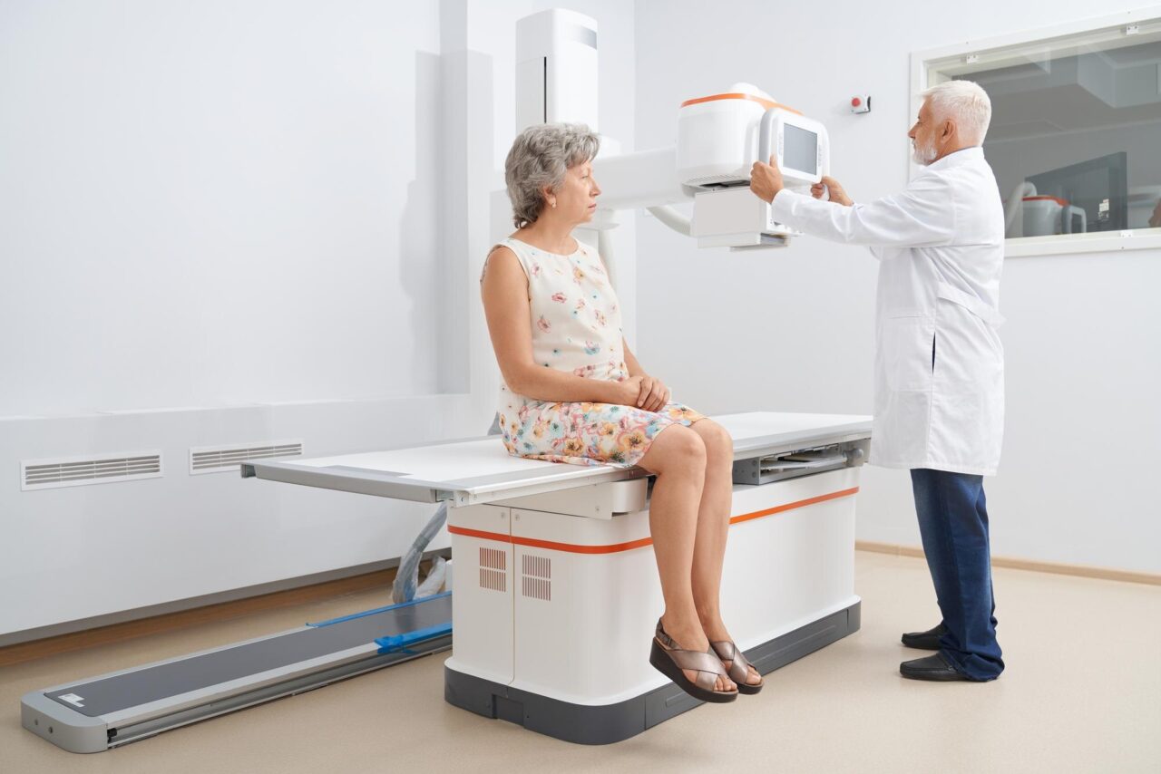 Densitometria osoasă după menopauză: când poate fi recomandată