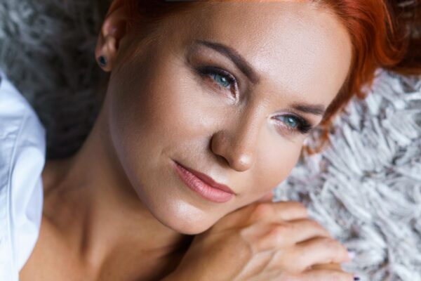 Cum faci machiajul să arate mai natural în lumina zilei