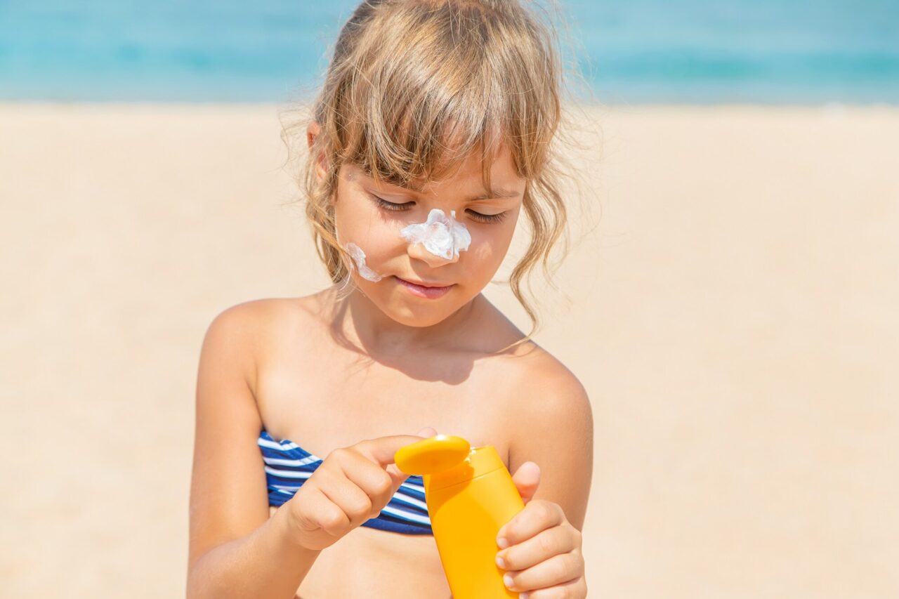 Loțiune solară pentru copii: ce trebuie să verifici înainte de cumpărare