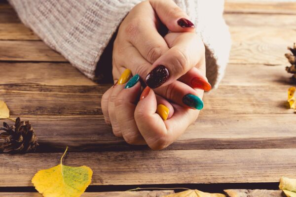 Unghii jelly: manichiura translucidă colorată, în variantă de toamnă