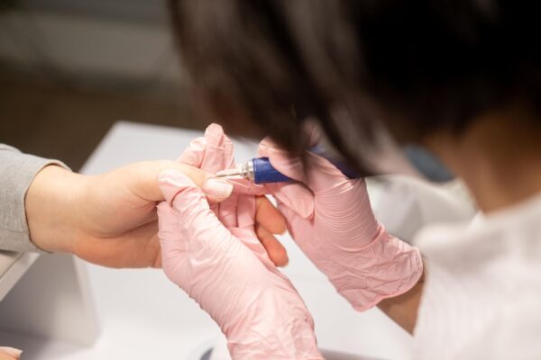 Cum se îndepărtează oja semipermanentă și când este mai bine să mergi la salon