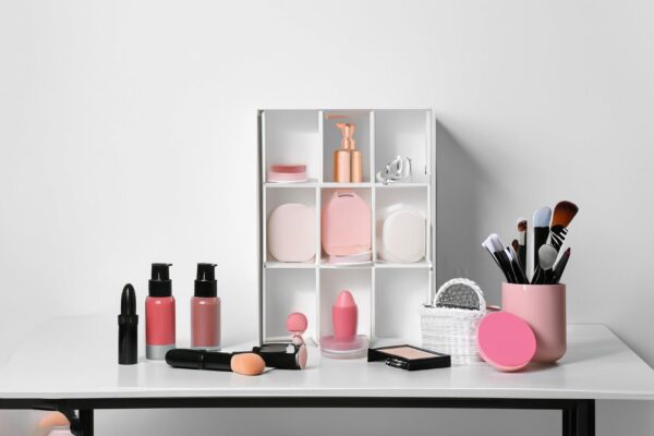 Cum îți organizezi produsele de beauty ca să folosești ce ai deja