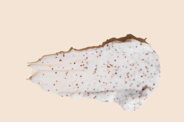 Exfoliant pentru corp cu particule fine sau mari: ce diferențe merită înțelese