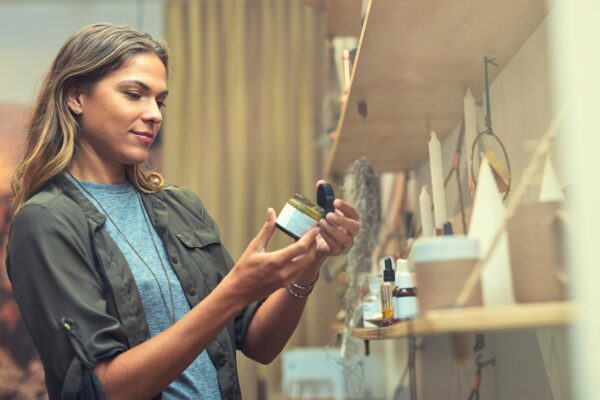 Cosmetice expirate: cum citești simbolul borcănelului și recunoști modificările produsului