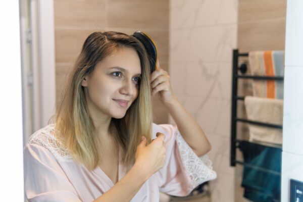 Cum alegi șamponul dacă ai rădăcini grase și vârfuri uscate